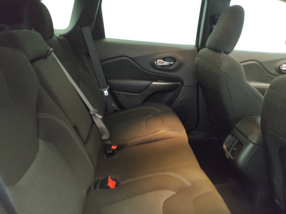 Used 2021 Jeep Cherokee Latitude FWD image 19