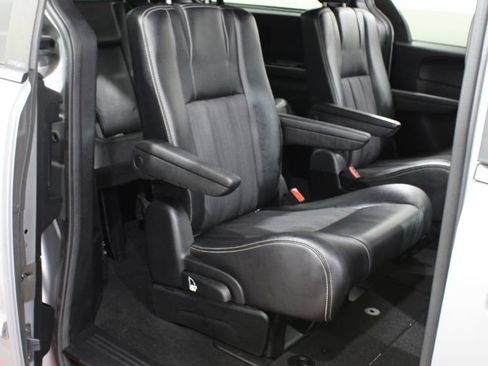 Used 2014 Chrysler Town & Country S FWD image 21