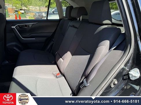 Used 2021 Toyota RAV4 LE AWD/4WD image 16