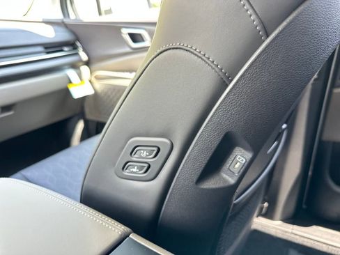 New 2025 Kia Carnival EX image 18