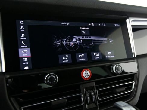 Certified 2025 Porsche Macan AWD/4WD image 23