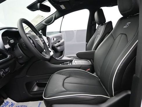 New 2026 Chrysler Pacifica Limited w/ S Appearance Package image 10