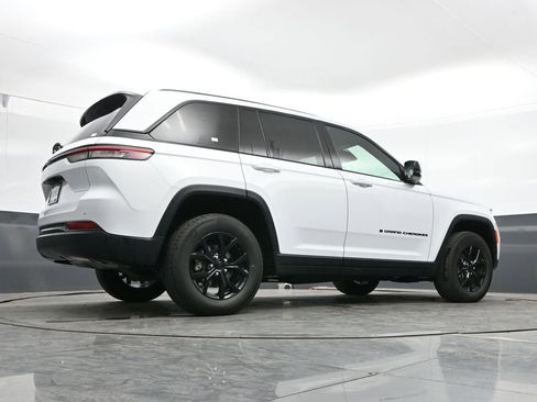 Used 2025 Jeep Grand Cherokee Altitude AWD/4WD image 39