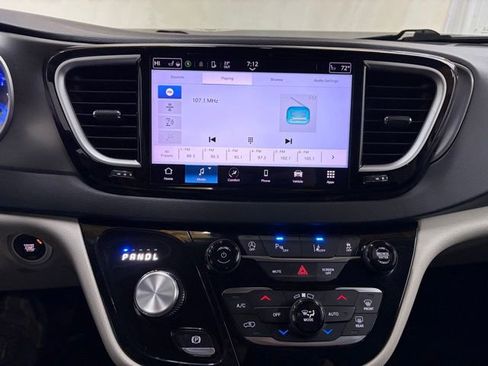 Used 2023 Chrysler Pacifica Touring-L image 31