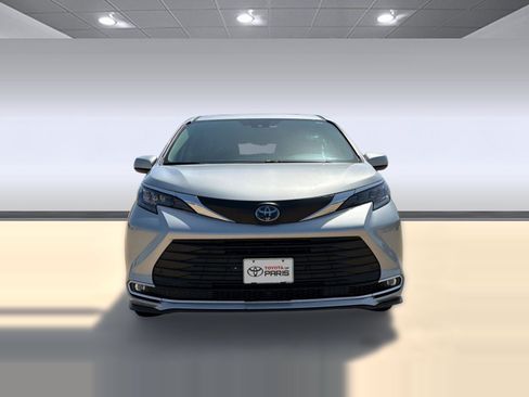 Used 2024 Toyota Sienna XLE FWD image 6