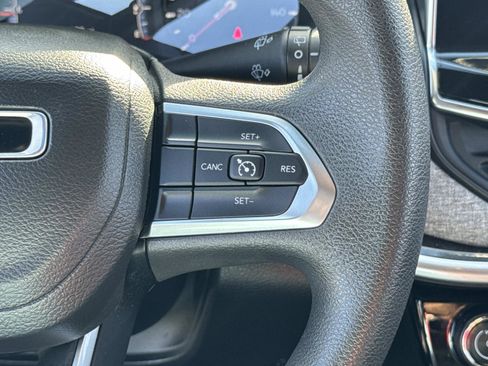 Used 2023 Jeep Compass Sport image 4