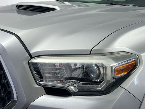 Used 2018 Toyota Tacoma TRD Sport w/ Technology Package AWD/4WD image 11