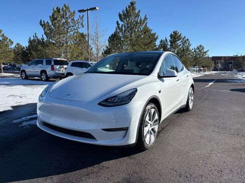 Used 2022 Tesla Model Y Long Range image 8