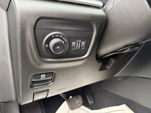 Used 2024 Jeep Grand Cherokee Limited w/ Black Appearance Package AWD/4WD image 10