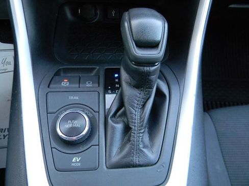 Used 2020 Toyota RAV4 LE w/ All Weather Liner Package AWD/4WD image 19