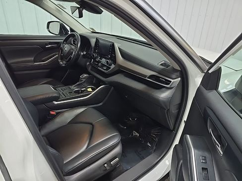 Used 2022 Toyota Highlander XLE image 16