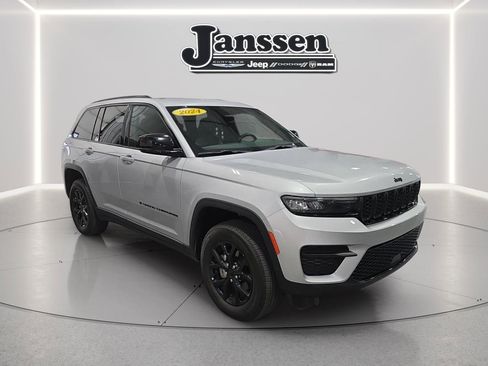 Used 2024 Jeep Grand Cherokee Altitude image 6