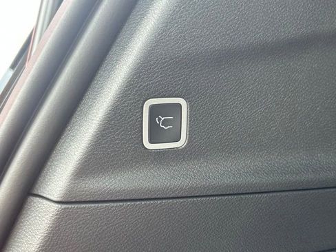 New 2026 Chrysler Pacifica Limited w/ Uconnect Theater Family Group image 13