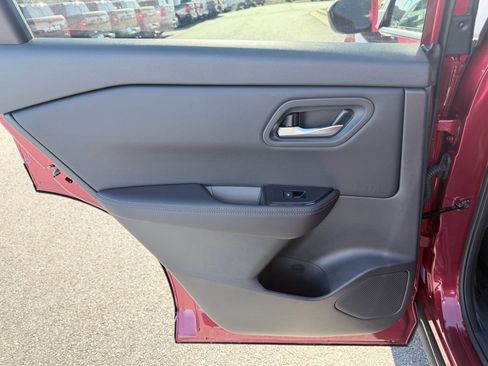 Used 2025 Nissan Rogue SV image 25