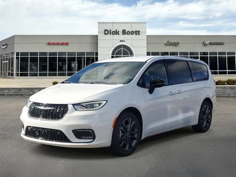 New 2026 Chrysler Pacifica Select image 2