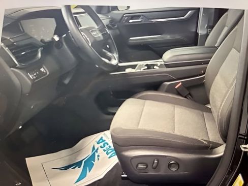 Used 2025 GMC Acadia Elevation FWD image 3