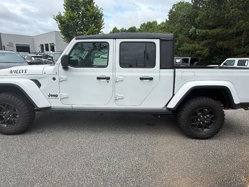 Used 2025 Jeep Gladiator Sport AWD/4WD image 11