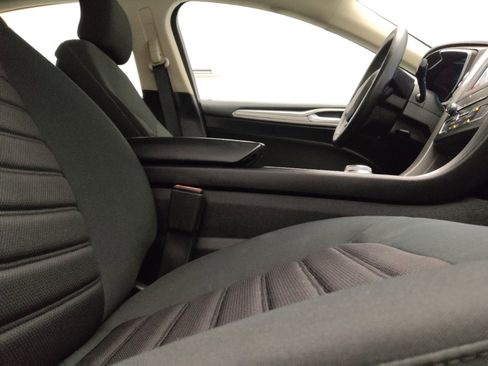 Used 2019 Ford Fusion SE FWD image 21