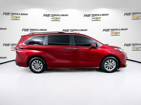 Used 2022 Toyota Sienna XLE image 8