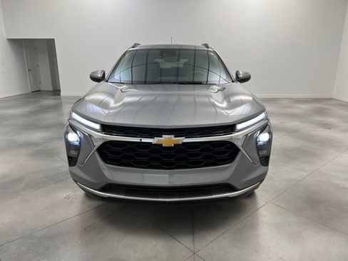 Used 2025 Chevrolet Trax LT image 2