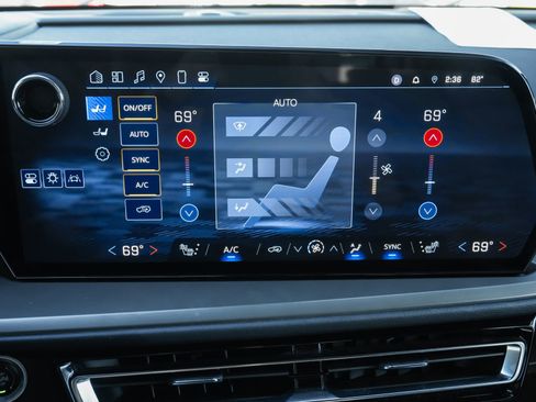 Used 2024 Chevrolet Traverse LT image 15