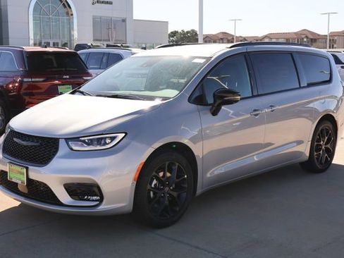 New 2026 Chrysler Pacifica Select image 3