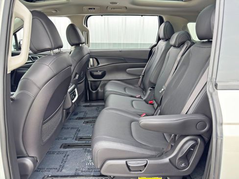 Used 2025 Kia Carnival SX w/ SX Dark Edition Package image 43