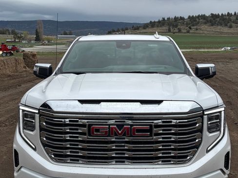 Used 2024 GMC Sierra 1500 Denali w/ Denali Reserve Package AWD/4WD image 1