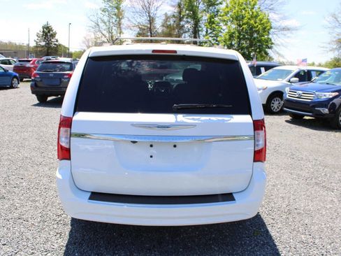 Used 2016 Chrysler Town & Country Touring FWD image 8