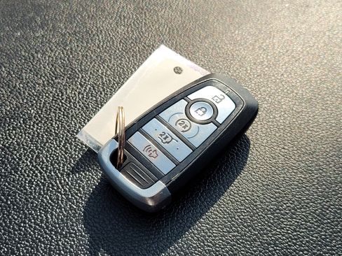 Used 2019 Ford Explorer XLT w/ Equipment Group 201A FWD image 11