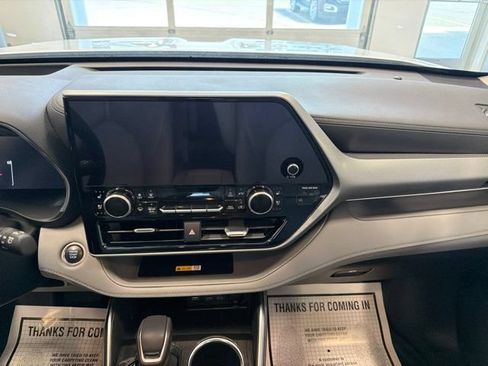 Used 2024 Toyota Highlander Platinum AWD/4WD image 39