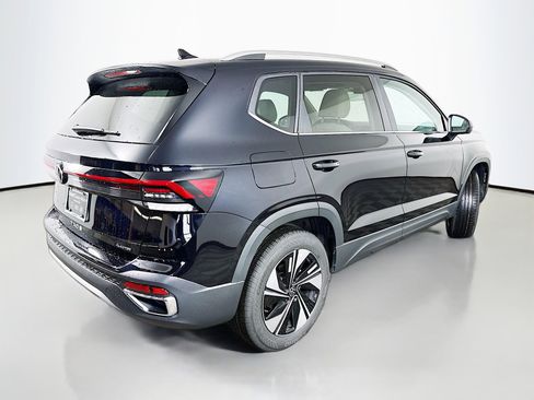 New 2025 Volkswagen Taos SE w/ Panoramic Sunroof Package image 7