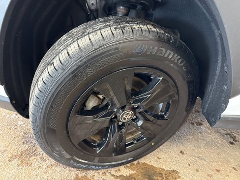 Used 2021 Toyota RAV4 XLE w/ Convenience Package image 4