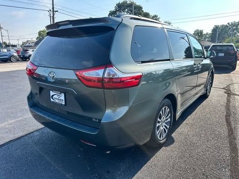Used 2018 Toyota Sienna XLE w/ XLE Navigation Package FWD image 8