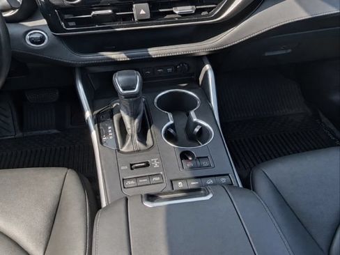 Used 2020 Toyota Highlander XLE AWD/4WD image 17