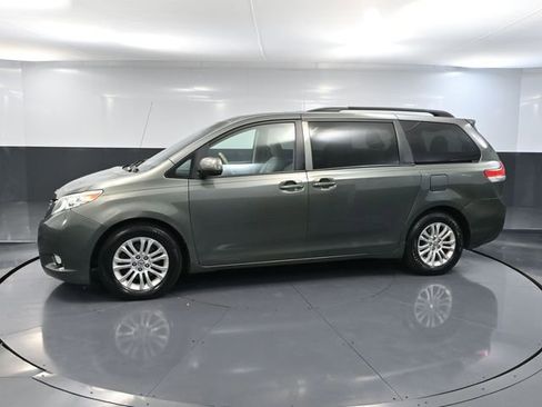 Used 2014 Toyota Sienna XLE image 9