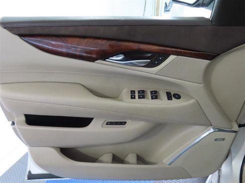 Used 2015 Cadillac Escalade ESV Luxury RWD image 16
