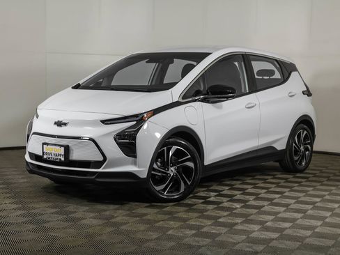 Used 2023 Chevrolet Bolt LT FWD image 2