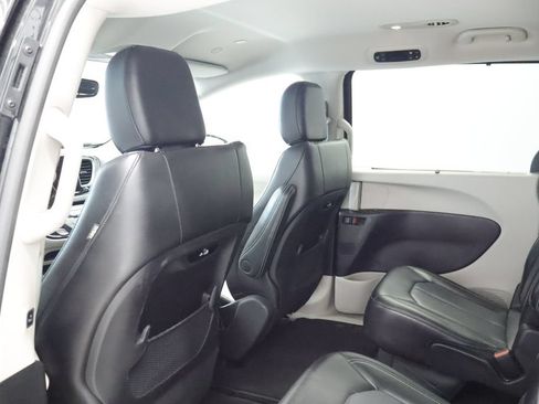 Certified 2023 Chrysler Pacifica Touring-L FWD image 17