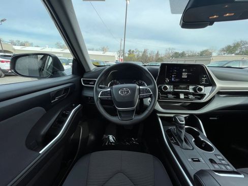 Used 2025 Toyota Highlander LE image 37