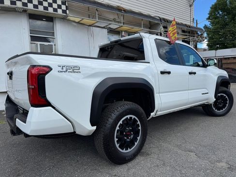 Used 2025 Toyota Tacoma TRD Off-Road AWD/4WD image 4
