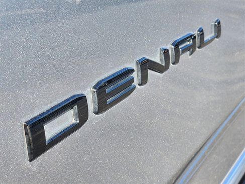 Used 2024 GMC Yukon XL Denali w/ Advanced Technology Package image 7