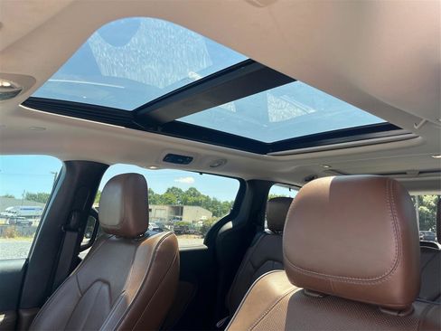 Used 2018 Chrysler Pacifica Limited FWD image 19