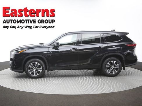 Used 2021 Toyota Highlander XLE AWD/4WD image 61