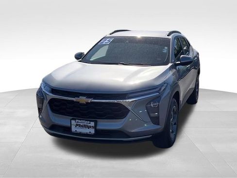 Certified 2025 Chevrolet Trax LT FWD image 2