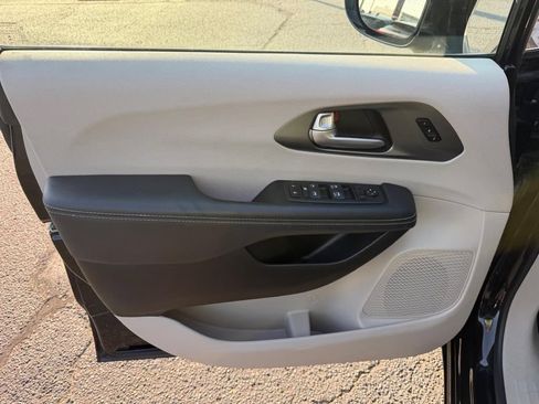 Used 2024 Chrysler Pacifica Touring-L FWD image 13
