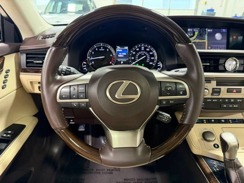 Used 2016 Lexus ES 350 w/ Luxury Package w/Wood Trim FWD image 12