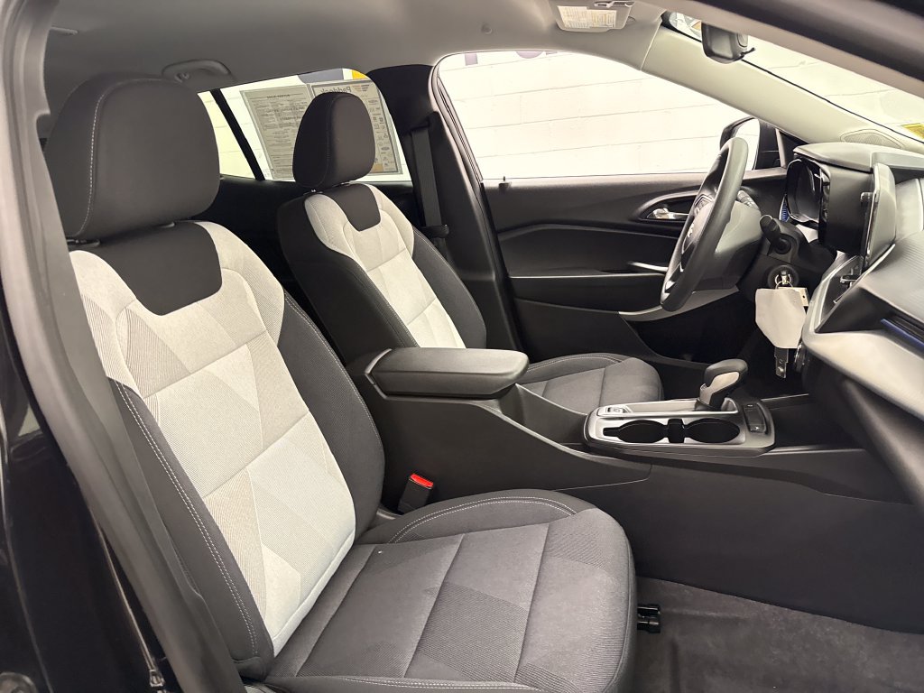Used 2025 Chevrolet Trax LS FWD image 25
