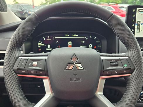 New 2025 Mitsubishi Outlander SE image 30