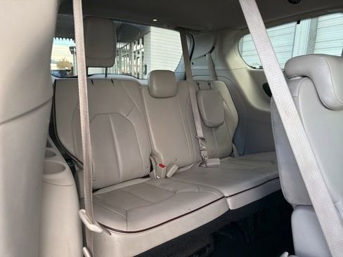 Used 2018 Chrysler Pacifica Limited image 13